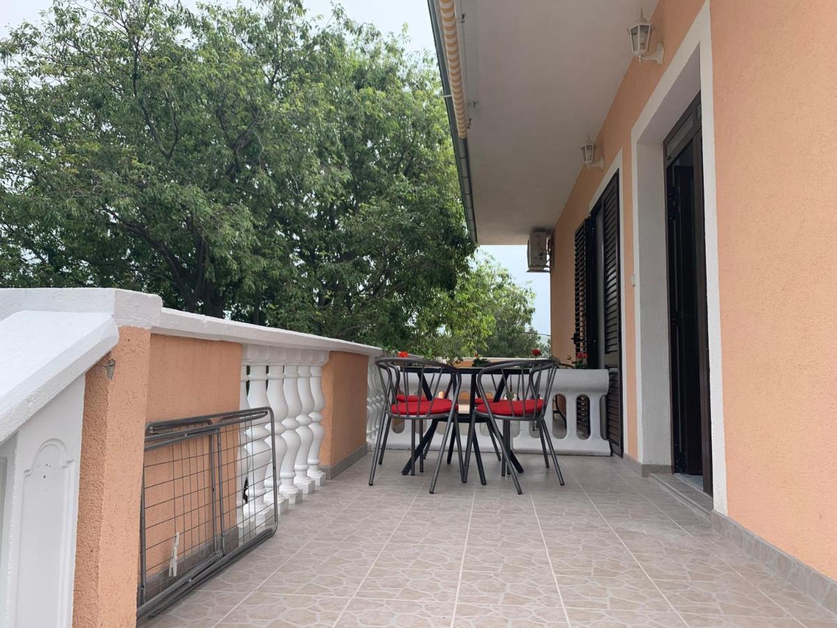 Apartmani Spomenka Селине Екстериор снимка