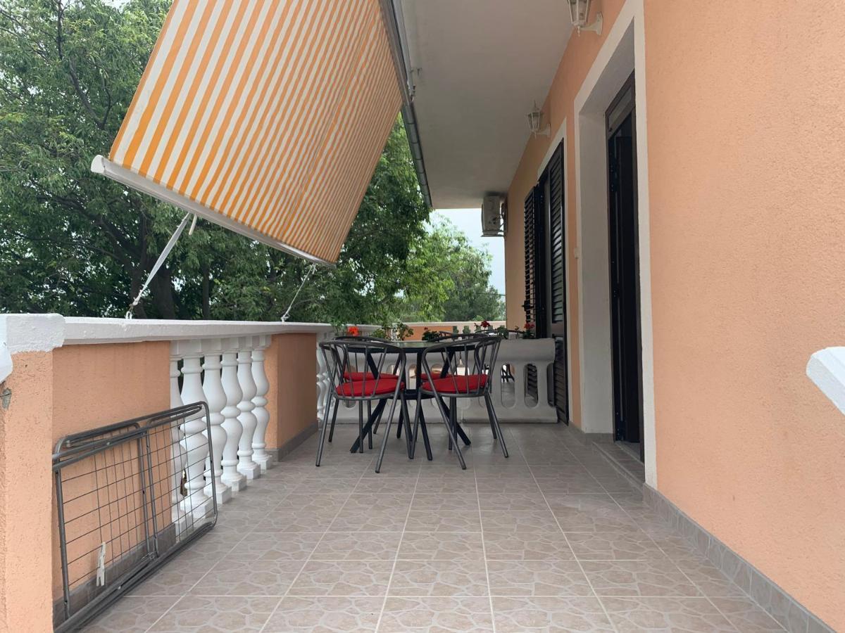 Apartmani Spomenka Селине Екстериор снимка
